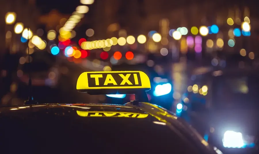 voiture-taxi-lumieres-nuit-clermont-ferrand